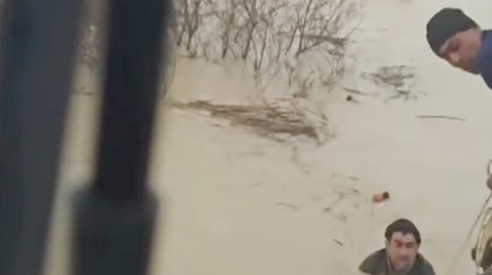 Seldə köməksiz qalmışdı - Vətəndaşlar xilas etdi - VİDEO