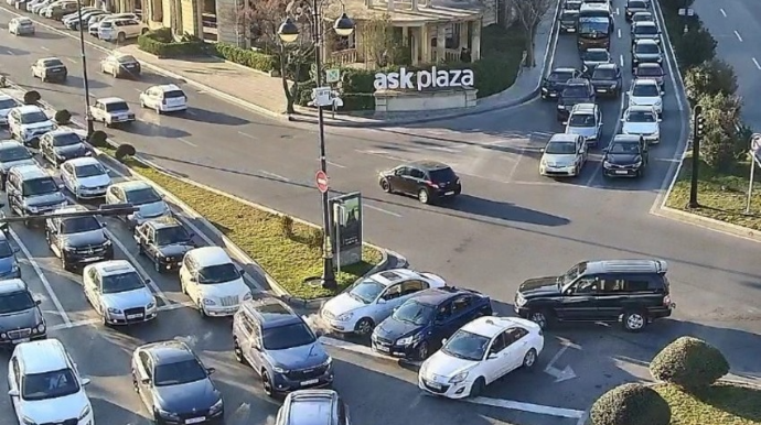 Bakıda tıxac yaranan yolların adları açıqlanıb 