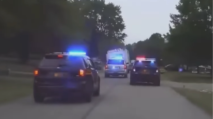 "Gəzən ev"i saxlamağa çalışan polislər film kimi anlar yaşayıb  - VİDEO