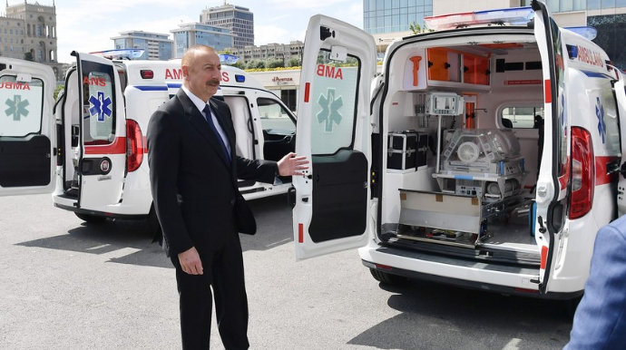 Ильхам Алиев и Мехрибан Алиева ознакомились с новыми автомобилями скорой помощи