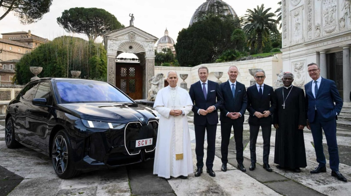 Papaya elektromobil hədiyyə edildi - Bu maşın papamobil hesab edilmir - FOTO  