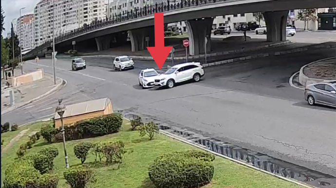 Bu yolda diqqətli olmayan sürücülər hər gün qəzaya düşürlər - VİDEO