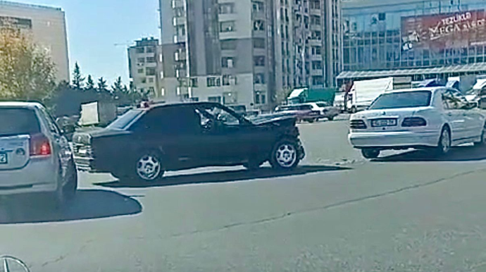 Ukrayna dairəsində qayda pozan sürücü “Mercedes”i vurdu - VİDEO