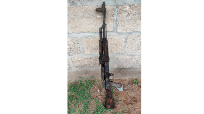 Ağdaşda su kanalından “Kalaşnikov” avtomatı tapılıb  - FOTO