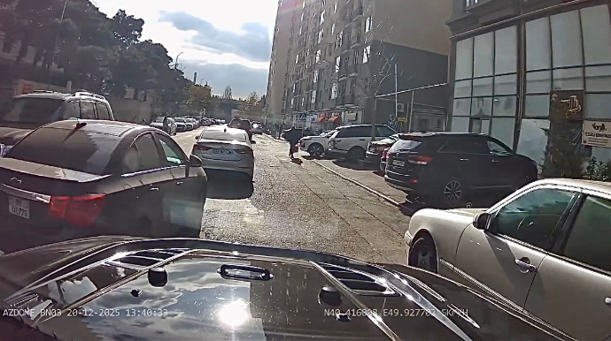 Qabağa düşmək istəyən sürücü eyni anda iki avtomobilə təhlükə yaratdı   - VİDEO