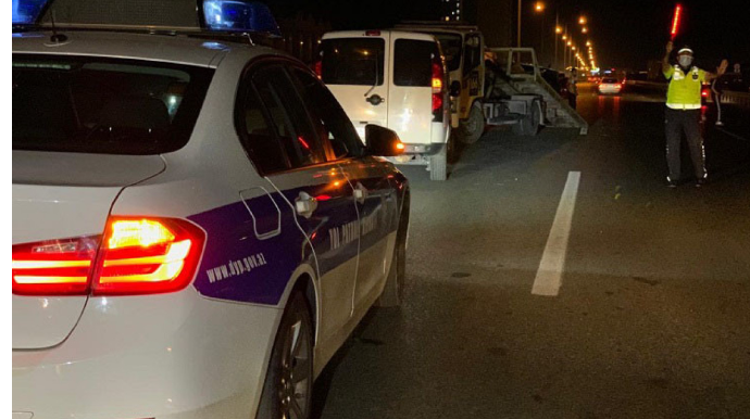 Piyada iki maşının arasında qalaraq ağır xəsarət alıb 