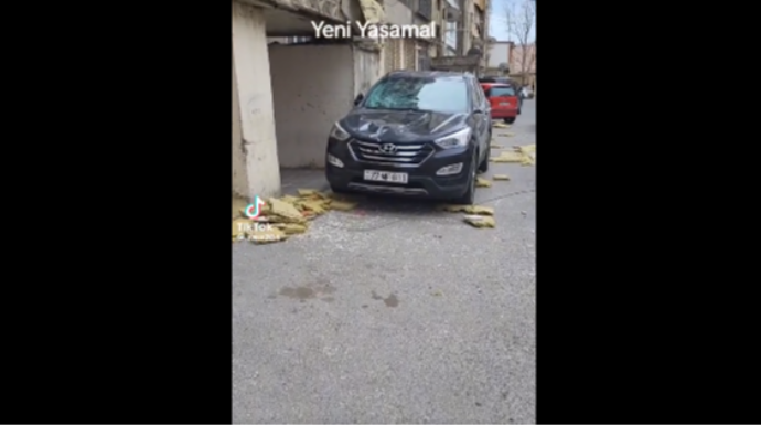 Yasamalda binanın üstündən düşən əşyalar maşınları belə əzdi - VİDEO  