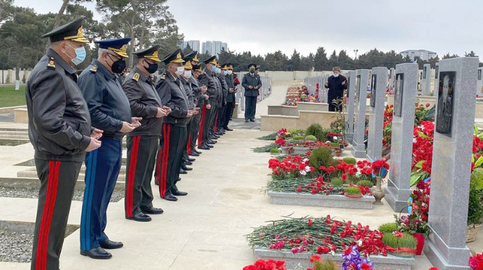 Müdafiə Nazirliyinin rəhbərliyi İkinci Fəxri xiyabanı ziyarət edib