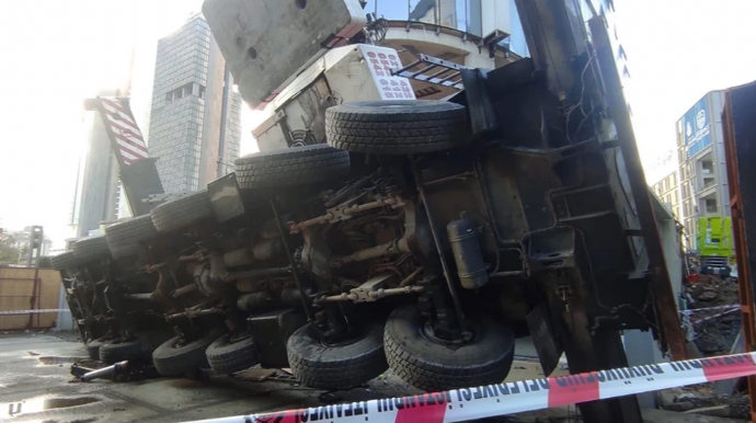 В Турции 50-метровый кран рухнул на студенческое общежитие - ФОТО