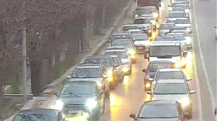 На каких улицах Баку 8 января наблюдаются транспортные заторы? 