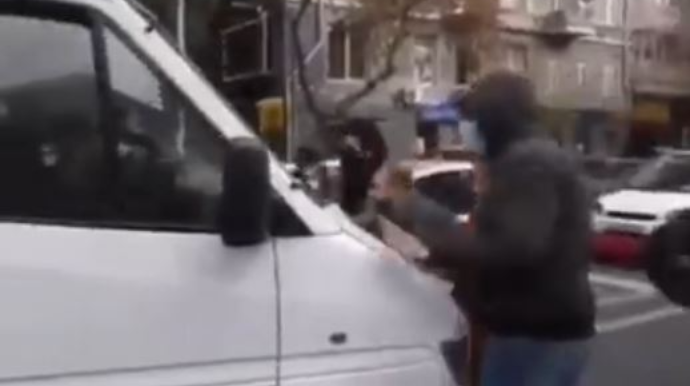 Yolu bağlayan kütlənin üzərinə maşın sürdülər:  İrəvanda  - VİDEO