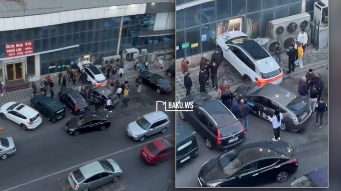 Qadın sürücü əyləc əvəzinə qaza basaraq maşını obyektə çırpdı   - VİDEO