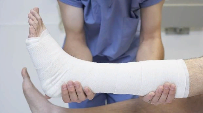 Bakıda ağır qəza: 25 yaşlı gəncin ayağı sındı