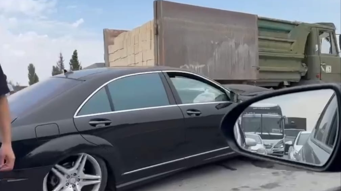 Kürdəmir-Bakı yolunda QƏZA:  "Mercedes" "KamAZ"a çırpıldı  - VİDEO