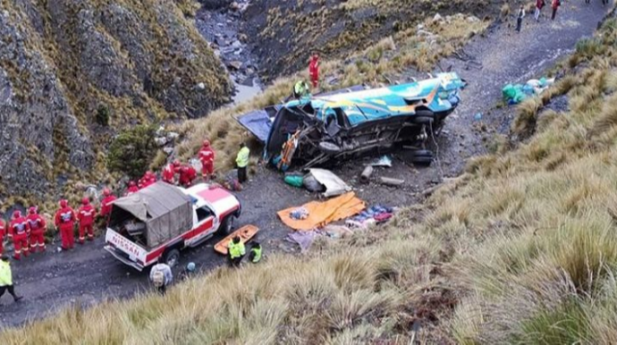 Yük maşını mikroavtobusla toqquşdu; 9 ölü, 3 yaralı 