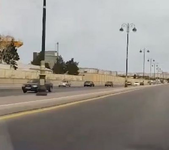 Nobel prospektində avtomobil əks istiqamətdə hərəkət edib - VİDEO