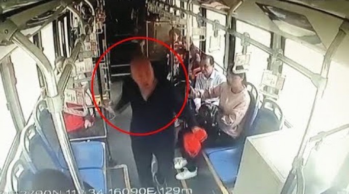 Yaşlı kişi avtobusda sürücü ilə dalaşdı - VİDEO
