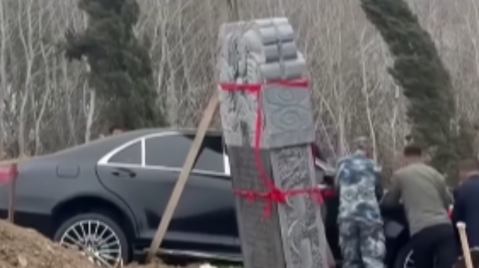 "8888" nömrəli lüks Mercedes Çində dəfn olundu - VİDEO