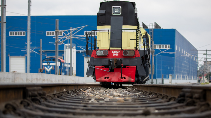 Xaçmazda minik avtomobili lokomotivlə toqquşdu - FOTO 