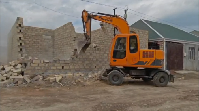 Gəncədə qanunsuz tikililər söküldü - VİDEO