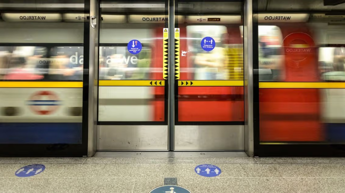 Metroda qoruyucu şüşə arakəsmələrin tətbiqi imkanları araşdırılır 