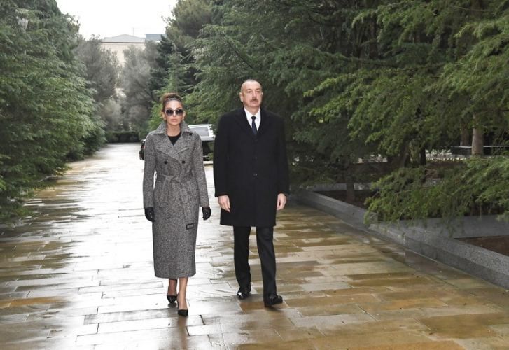 Prezidentlə xanımı Heydər Əliyevin məzarını ziyarət etdilər  - FOTO
