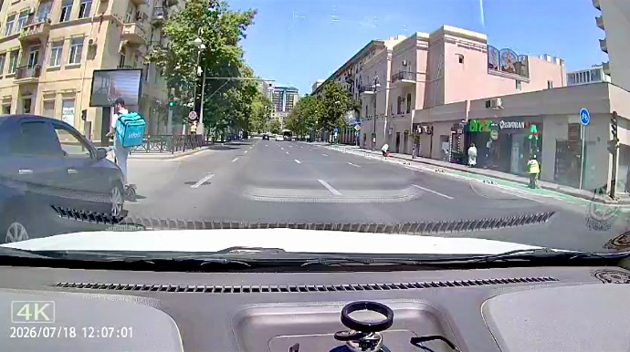 Qırmızıda keçən skuter sürücüsü maşına çırpılmaqdan son anda xilas oldu - VİDEO