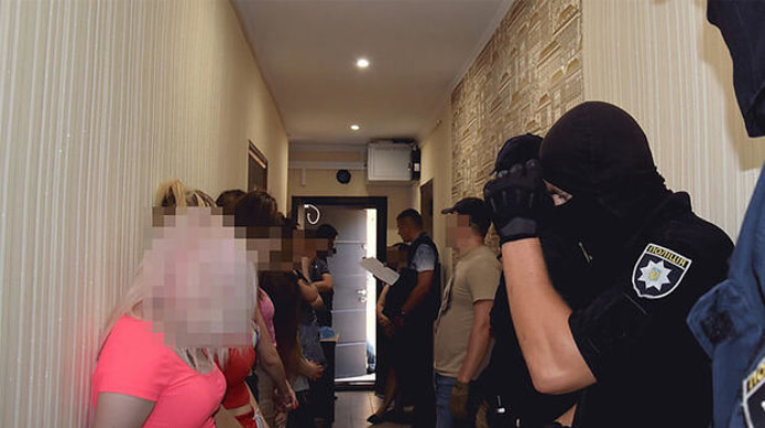 Polis porno film studiyasında əməliyyat keçirdi   - VİDEO