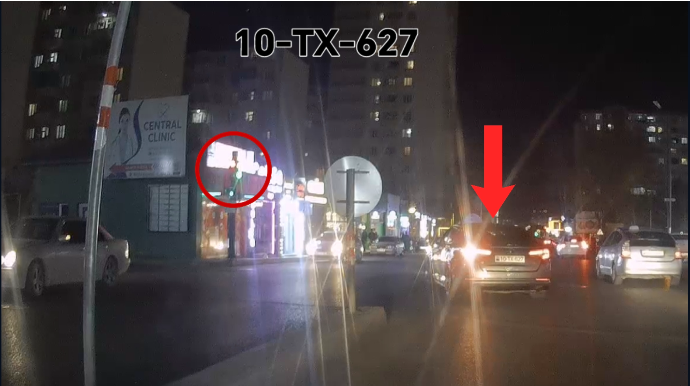 Yolun yarısına qədər girib dayandı, sonra qırmızıda keçdi - VİDEO