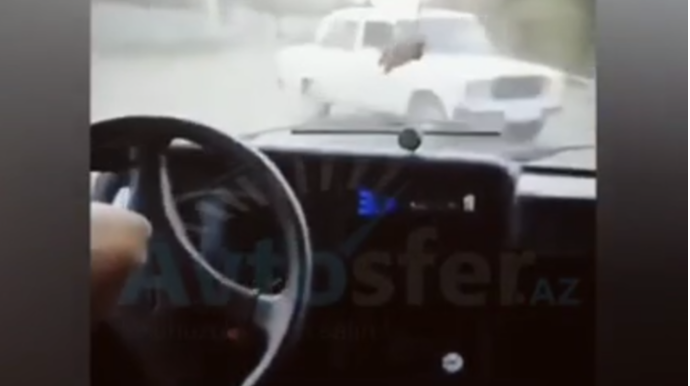 Maşında çəkiliş aparanlar qəzaya düşüb videonu sosial şəbəkədə yaydılar - VİDEO