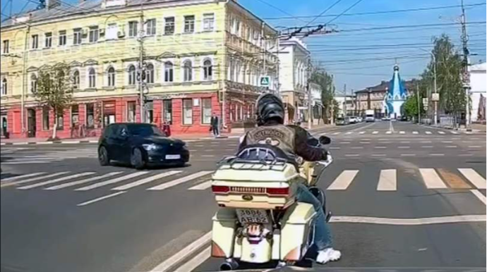 Pedalların yerini səhv salan qadın sürücü qəza törətdi - VİDEO 