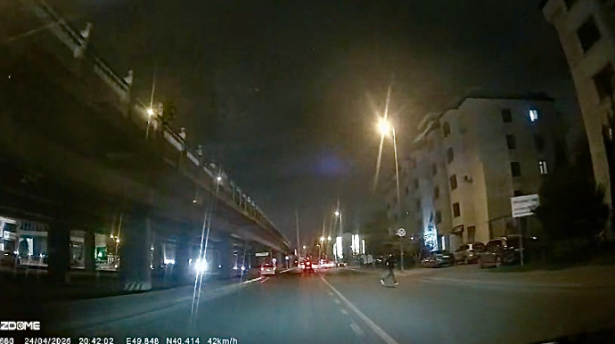 Gecə vaxtı yolu qaçaraq keçən gənc qəza şəraiti yaratdı   - VİDEO