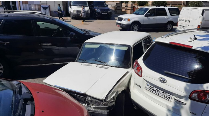 В Баку произошла авария с участием 4 автомобилей