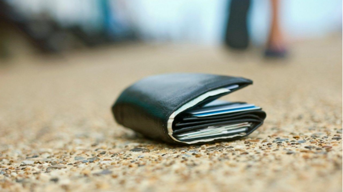 В Баку мужчина нашел в автобусе 2650 манатов и вернул хозяину - ВИДЕО