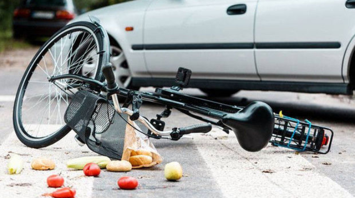 Lənkəranda avtomobil velosipedçini vurub