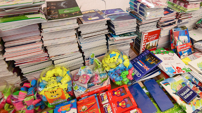 “Məktəb ləvazimatlarını tam almamışam, artıq 400 manat çıxıb” - VİDEO