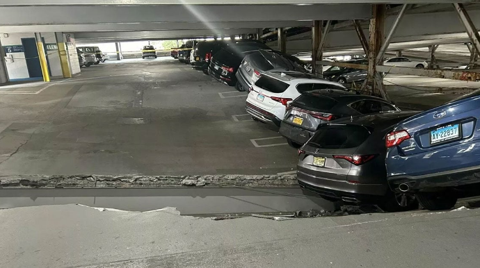 Parkinq çökdü, çox sayda avtomobil zədələndi 