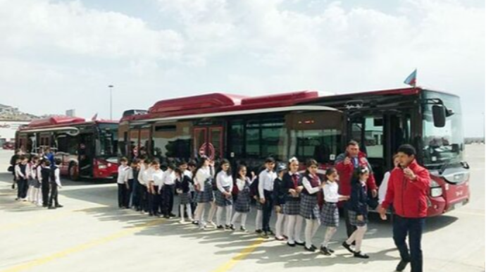 Azərbaycanda məktəblilər ictimai nəqliyyatdan pulsuz istifadə edə bilər? - Ekspertdən AÇIQLAMA 