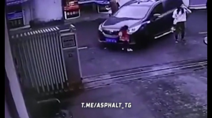 Ana asqıranadək balaları maşının altında qalıb əzildi   - VİDEO