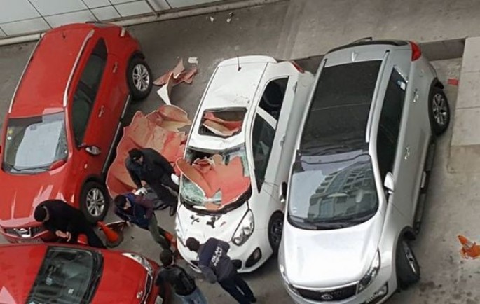 Paytaxtda güclü külək nəticəsində bir neçə avtomobil əzildi