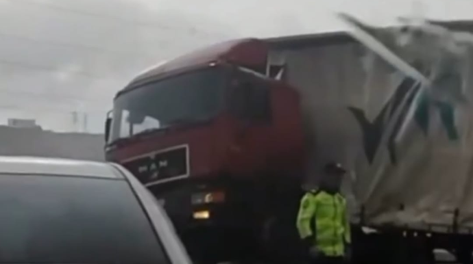 Xocahəsən yolunda yük maşını beton arakəsməyə girdi  - VİDEO