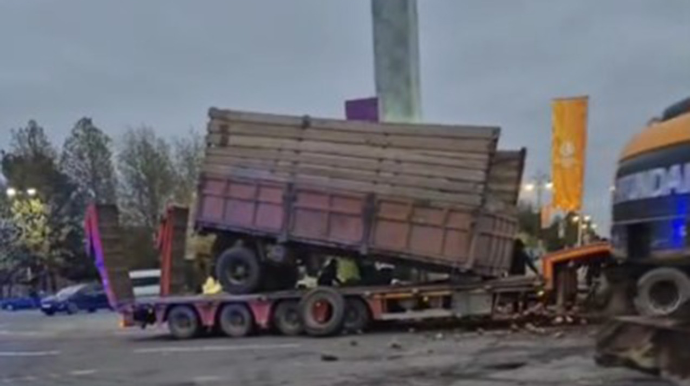 Şəkər çuğunduru ilə dolu “KamAZ” “Yevlax kruqu”na girdi - VİDEO