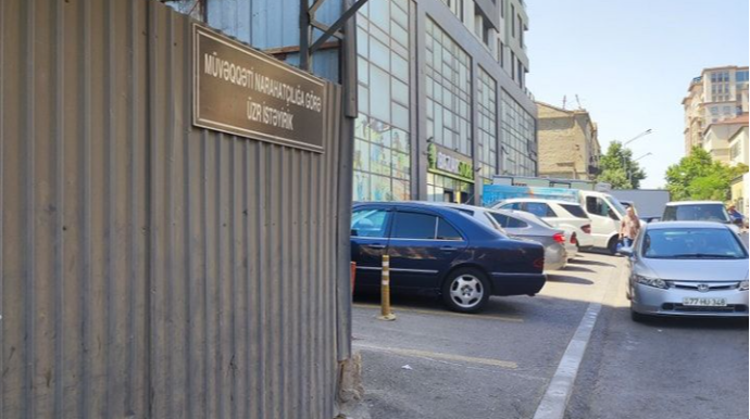 Bu küçədə səki zəbt edilib parkinq yaradıldı - FOTO