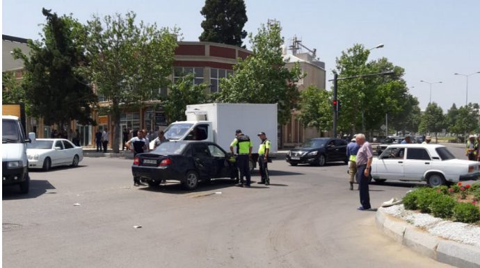 Gəncədə yük və minik avtomobilləri toqquşub  - FOTO