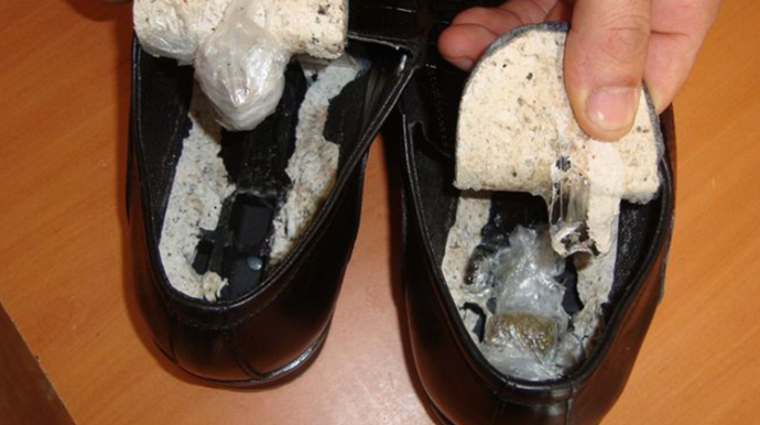 Həbsxanaya ayaqqabıda narkotik keçirmək istəyən qadın saxlanılıb  - FOTO