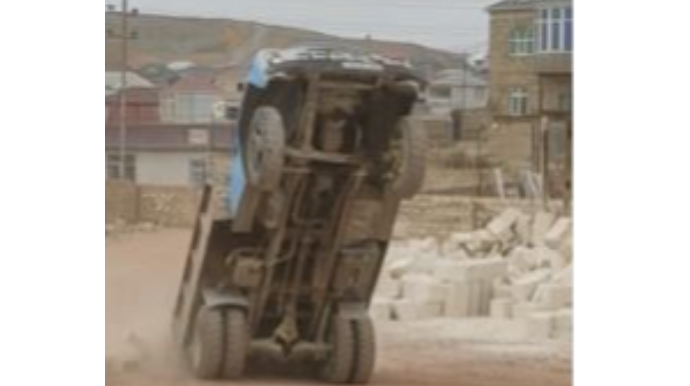 "Kubik" daşıyan maşının sürücüsü görün nə etdi  - VİDEO