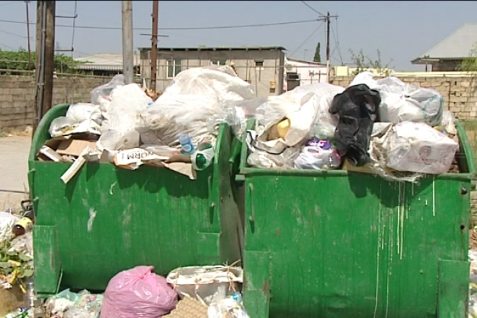 Günlərdir dolub-daşan zibil qutuları daşınmır - VİDEO