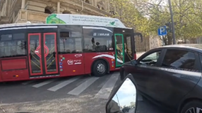 Yüzlərlə can daşıyır, amma qanundan xəbəri yoxdur  - VİDEO