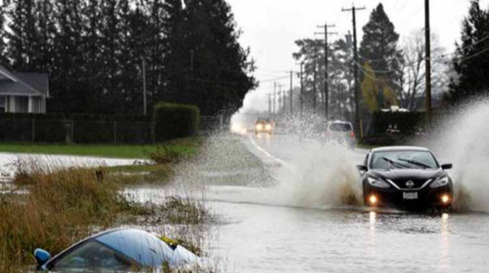 Əlverişsiz havaya görə yüzdən çox avtomobil yolda qaldı 