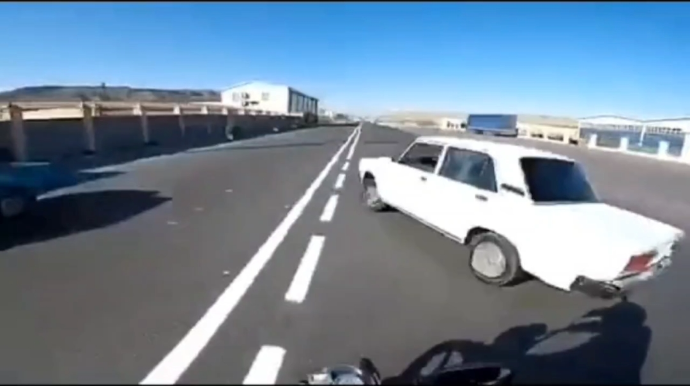 Qaydalara dırnaqarası baxan sürücü qəzaya düşüb yerə çırpıldı - VİDEO